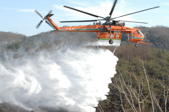 산림청은 대형산불과 강풍 등에 대비해 초대형 헬기를 확대 배치한다.  산림청 제공